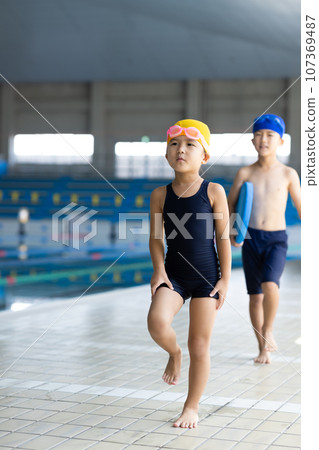 children going to the pool 107369487