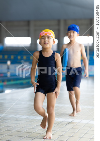children going to the pool 107369488
