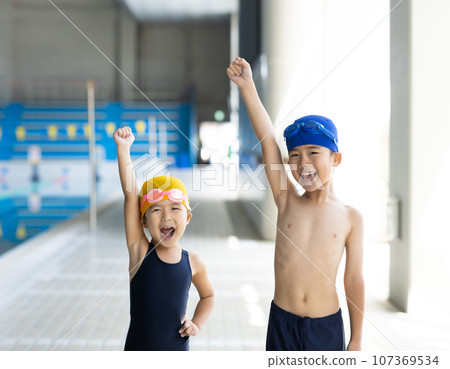 children going to the pool 107369534