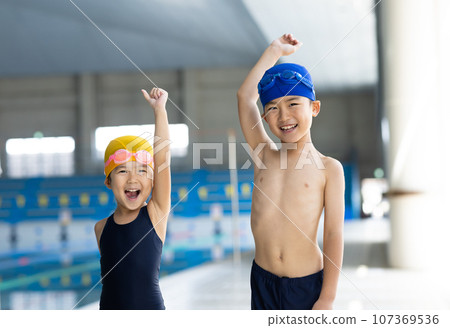 孩子們去游泳池 107369536