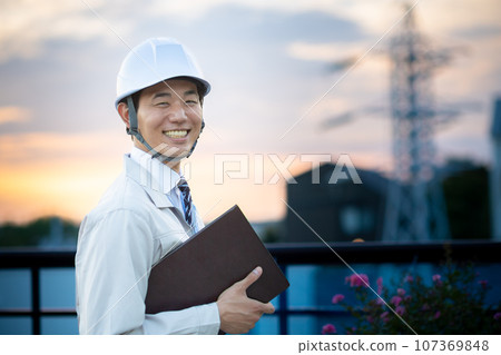 一個穿著工作服的男人 107369848