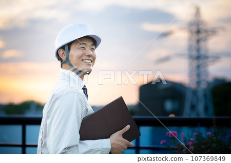 一個穿著工作服的男人 107369849