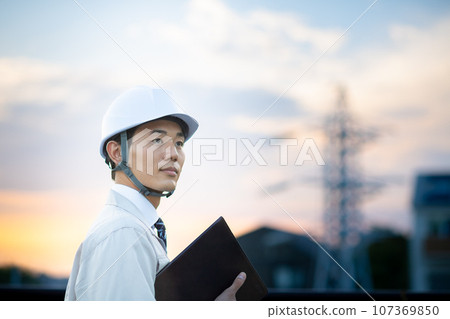 一個穿著工作服的男人 107369850