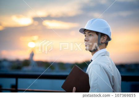 一個穿著工作服的男人 107369855