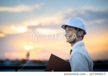 一個穿著工作服的男人 107369857