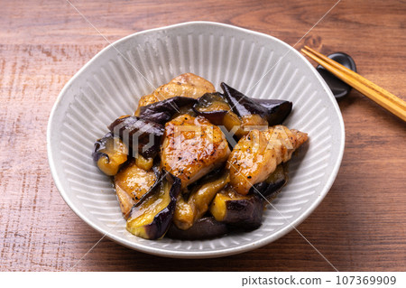 Sweet and sour stir-fried chicken and eggplant 107369909