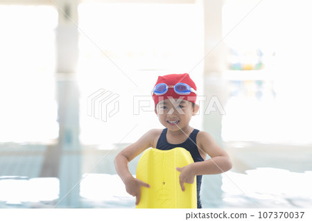 可愛的女孩去游泳池 107370037