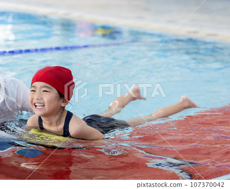 可愛的女孩去游泳池 107370042