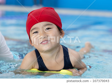 可愛的女孩去游泳池 107370043