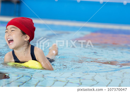 cute girl going to the pool 107370047