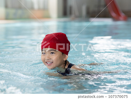 可愛的女孩去游泳池 107370075