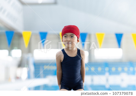 可愛的女孩去游泳池 107370078