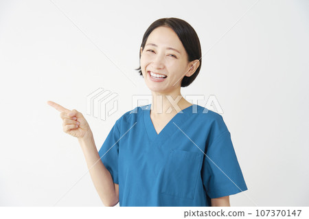 指向左邊的女醫生，白色背景 107370147