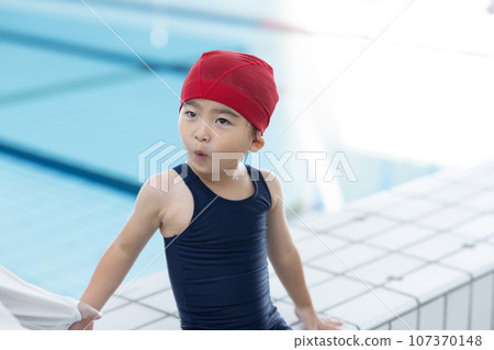 可愛的女孩去游泳池 107370148
