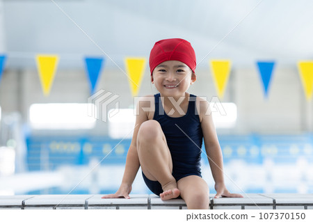 cute girl going to the pool 107370150