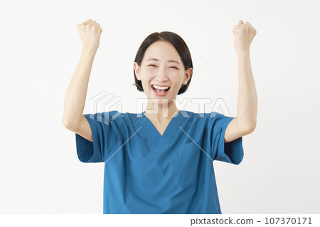 一位女醫生做拳頭泵，白色背景 107370171