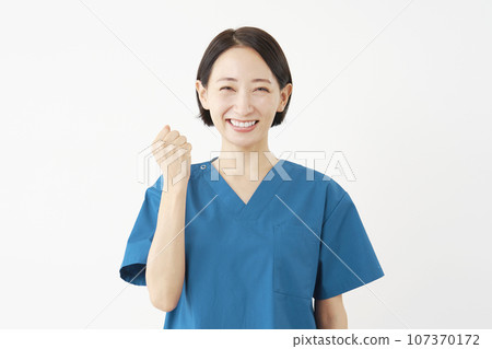 一位女醫生做拳頭泵，白色背景 107370172