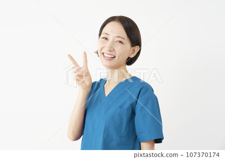 給和平標誌的女醫生，白色背景 107370174