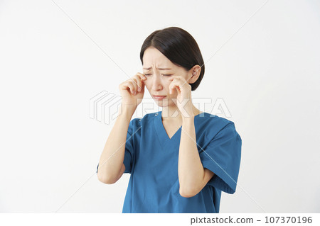 哭泣的女醫生白色背景 107370196