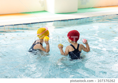 女孩在泳池玩耍 107370262