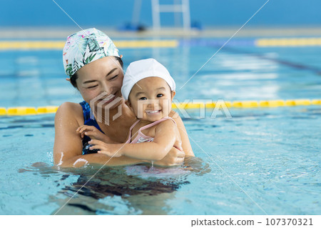 父母和孩子享受嬰兒游泳 107370321