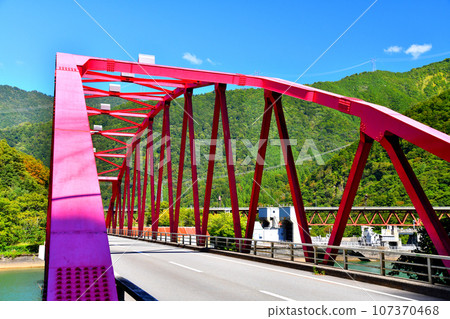 Looking towards Tsubakihara Dam from the Tsubakihara Bridge on the Hietsu Gorge Gassho Line (Shirakawa Village, Gifu Prefecture) [September 2023] 107370468