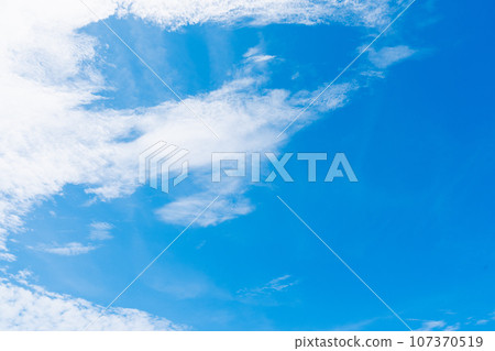 在陽光明媚的日子裡，藍天白雲飄過 107370519