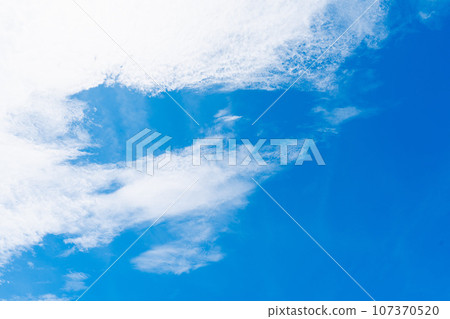 在陽光明媚的日子裡，藍天白雲飄過 107370520