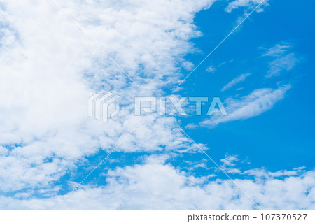 在陽光明媚的日子裡，藍天白雲飄過 107370527