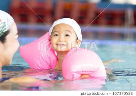 父母和孩子享受嬰兒游泳 107370528