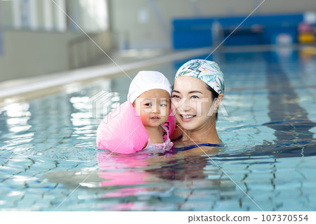 Parent and child enjoying a baby swim 107370554