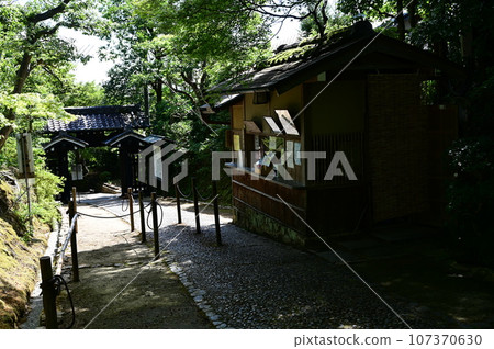 常寂光寺山門及售票處（京都府嵐山） 107370630