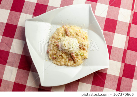 溫泉蛋培根蛋麵燴飯 溫泉蛋培根蛋麵燴飯 107370666