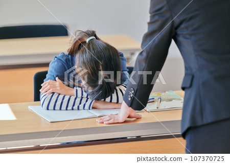 被老師罵後哭起來的小學生 107370725