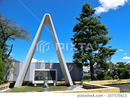 川越市紀念碑和松樹（藍天背景） 107370823