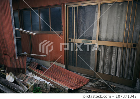 一座空置且破敗的房子 一座空置且破敗的房子 107371342