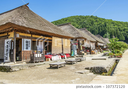 福島縣南會津郡的熱門旅遊勝地大內宿的夏日街景 福島縣南會津郡的熱門旅遊勝地大內宿的夏日街景 107372120