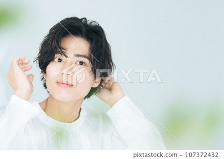Young Japanese man adjusting his hair style, beauty, skin care, men's cosmetics Young Japanese man adjusting his hair style, beauty, skin care, men's cosmetics 107372432