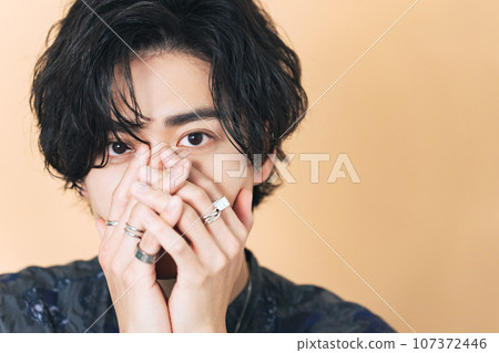 一位年輕日本男子的肖像，配有配件美容護膚男士化妝品 107372446