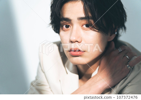 無性別化妝的年輕人、男士化妝品、皮膚護理、美容 無性別化妝的年輕人、男士化妝品、皮膚護理、美容 107372476