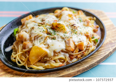 Grilled cheese curry bolognese pasta 107372937