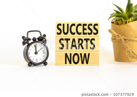 Success starts now symbol. Concept word Success starts now on beautiful wooden block. Black alarm clock. Beautiful white background. Business motivational success starts now concept. Copy space. 107377929