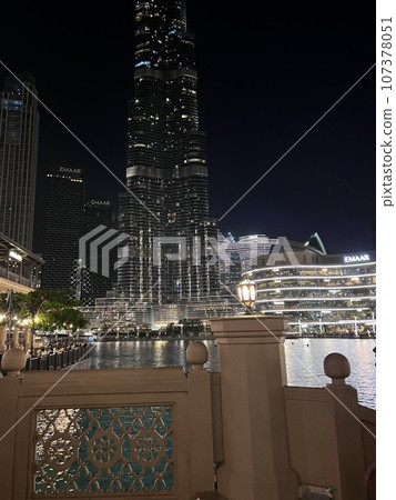 The Burj Khalifa, the Dubai Mall and the fountain at night 107378051