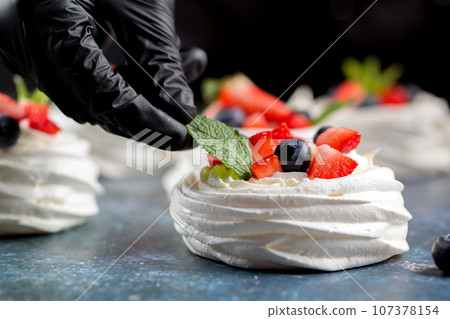 The process of making Pavlova dessert The process of making Pavlova dessert 107378154