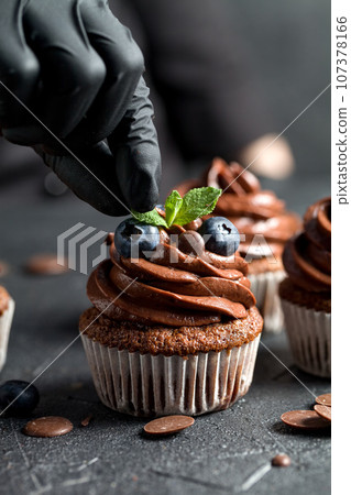 Chocolate cupcakes. Freshly baked muffins with fresh berries Chocolate cupcakes. Freshly baked muffins with fresh berries 107378166