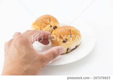 Male hand holding raisin bread 107378925
