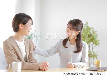 1on1_女經理詢問部屬有沒有困難_2 1on1_女經理詢問部屬有沒有困難_2 107379376
