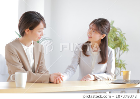 1on1_Female manager giving advice to subordinates_1 1on1_Female manager giving advice to subordinates_1 107379378