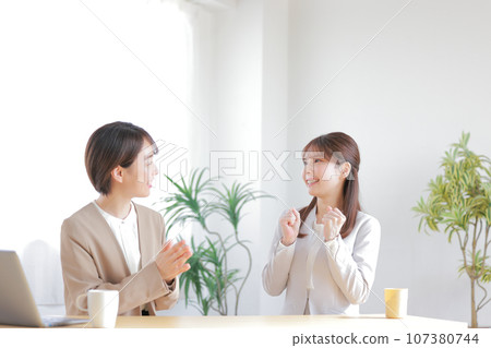 One-on-one_A female manager who praises the work of her subordinates and her subordinates who are happy_1 107380744