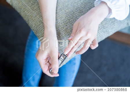 Hand of a woman cutting her nails [parts cutting] 107380868